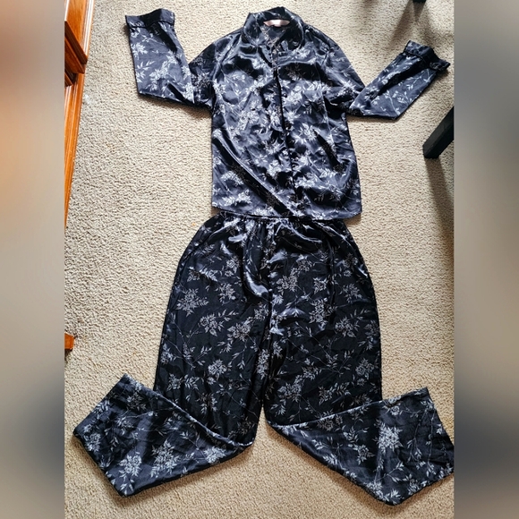 Victoria's Secret PJ set - Picture 1 of 2